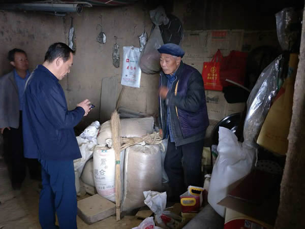 隴運(yùn)集團(tuán)公司黨委書記、董事長(zhǎng)李寅祥同志深入琵琶鎮(zhèn)寧強(qiáng)村開(kāi)展幫扶工作