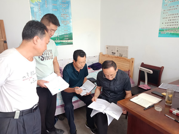隴運(yùn)集團(tuán)公司黨委書記、董事長李寅祥深入琵琶鎮(zhèn)寧強(qiáng)村檢查指導(dǎo)幫扶工作