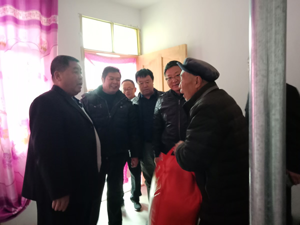 隴運(yùn)集團(tuán)公司開展“解難題、辦實(shí)事、送溫暖”主題黨日活動(dòng)