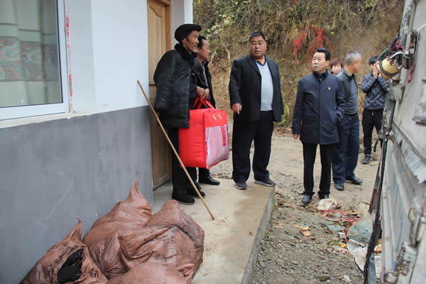 隴運(yùn)集團(tuán)公司開展“解難題、辦實(shí)事、送溫暖”主題黨日活動(dòng)